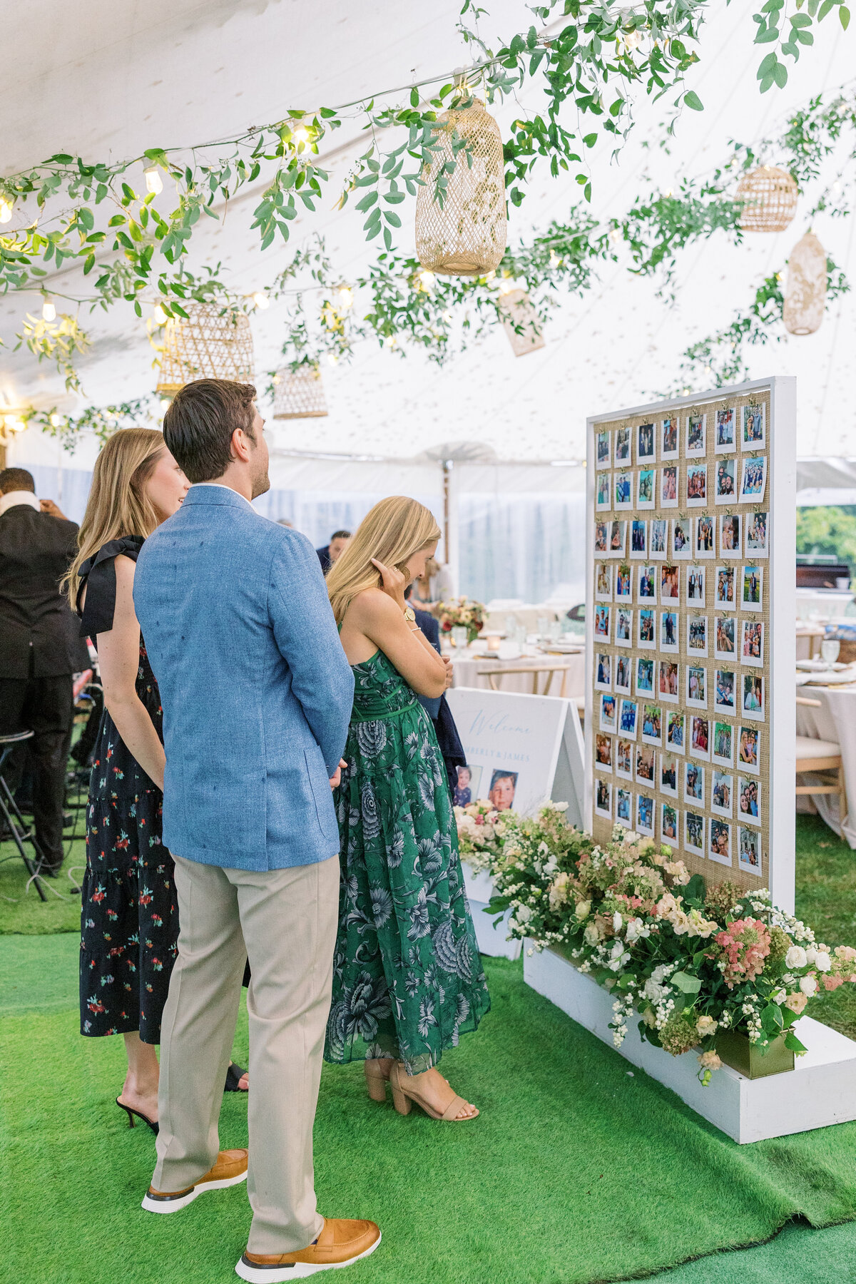 seating-chart-display-photos-guests-faimly