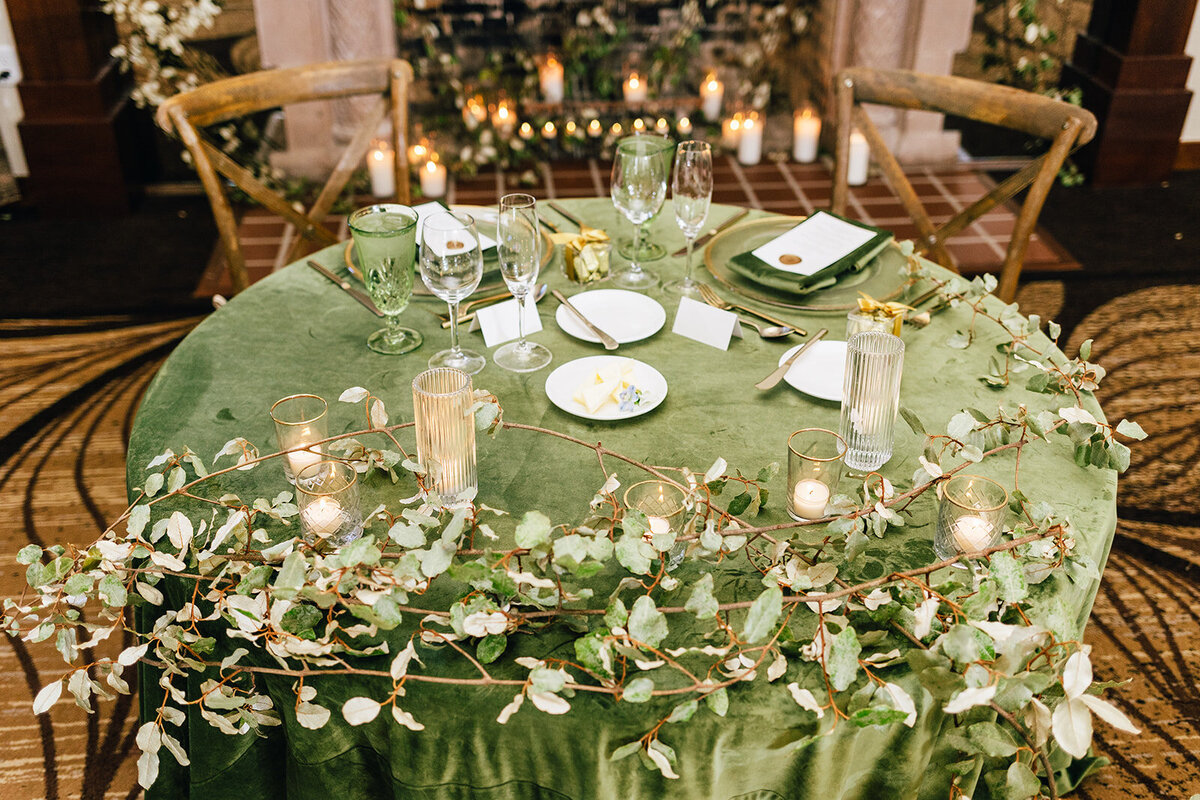 floral table decor at new wedding venue lodge at st edward state park