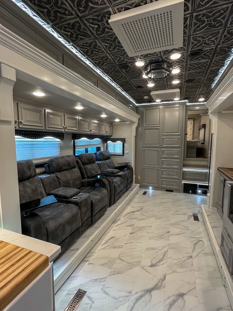 luxury-living-quarter-horse-trailers-trail-boss-conversions-living-areas-19