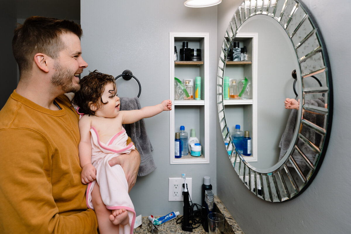 baby-pointing-in-mirror-at-herself-sally-rudy-photography