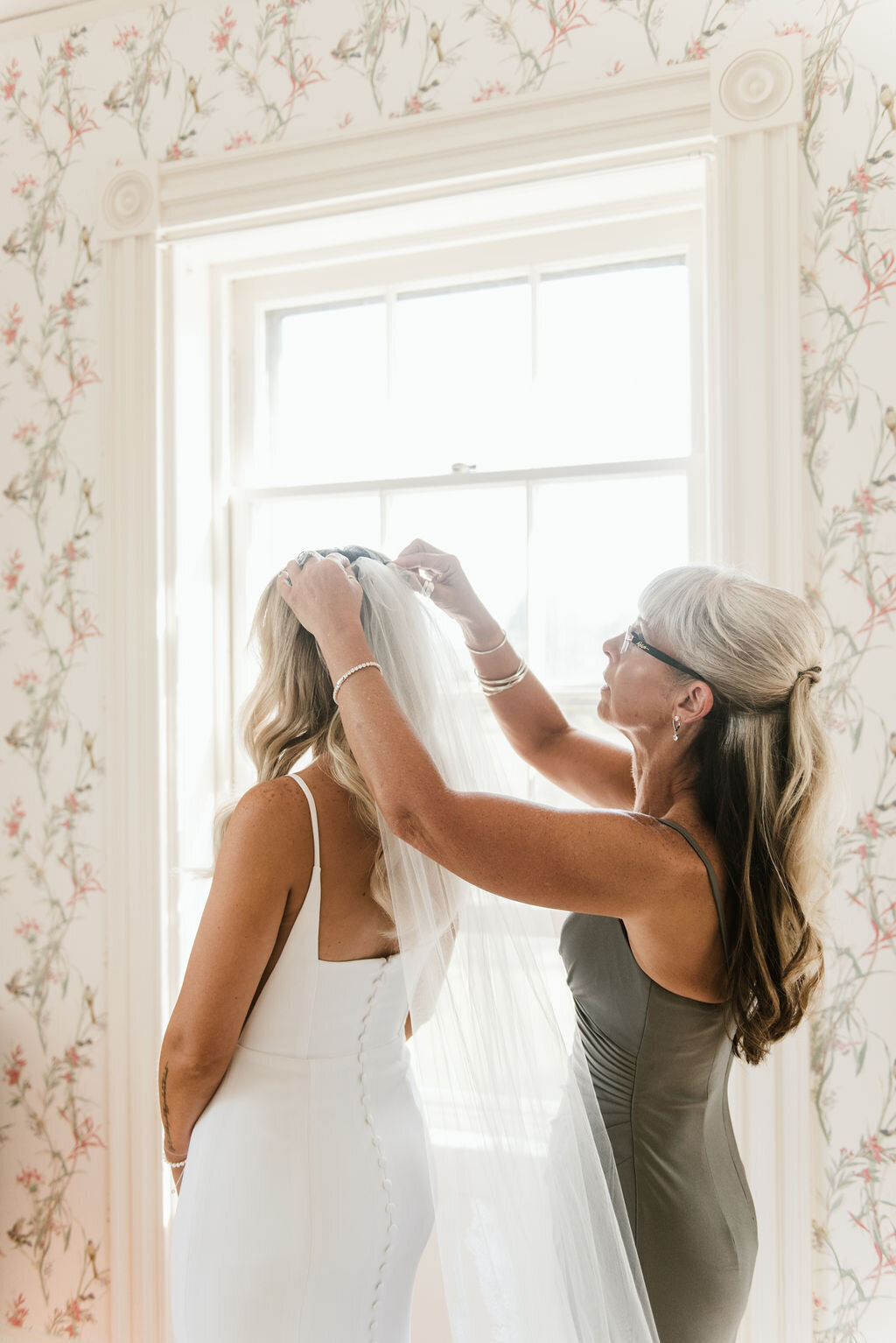 bride-getting-ready-at-stone-acres-farm-jen-strunk-events-2
