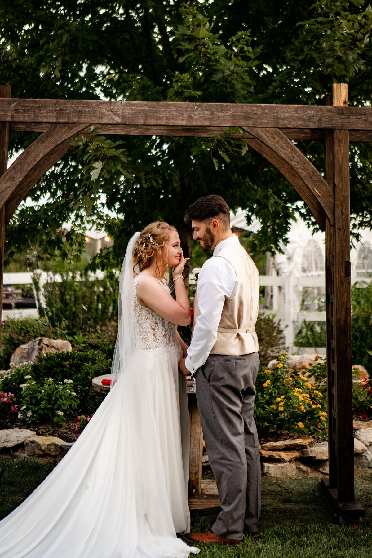 Kalena-Photography-Kansas-City-Missouri-Outdoor-Wedding-Crestview-Dairy-Events (61)