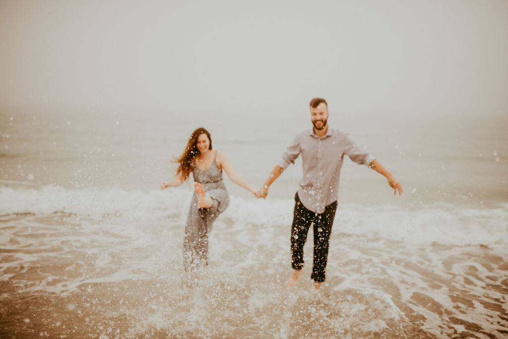 Couple-Engagement-Ocean-Splash-Photos