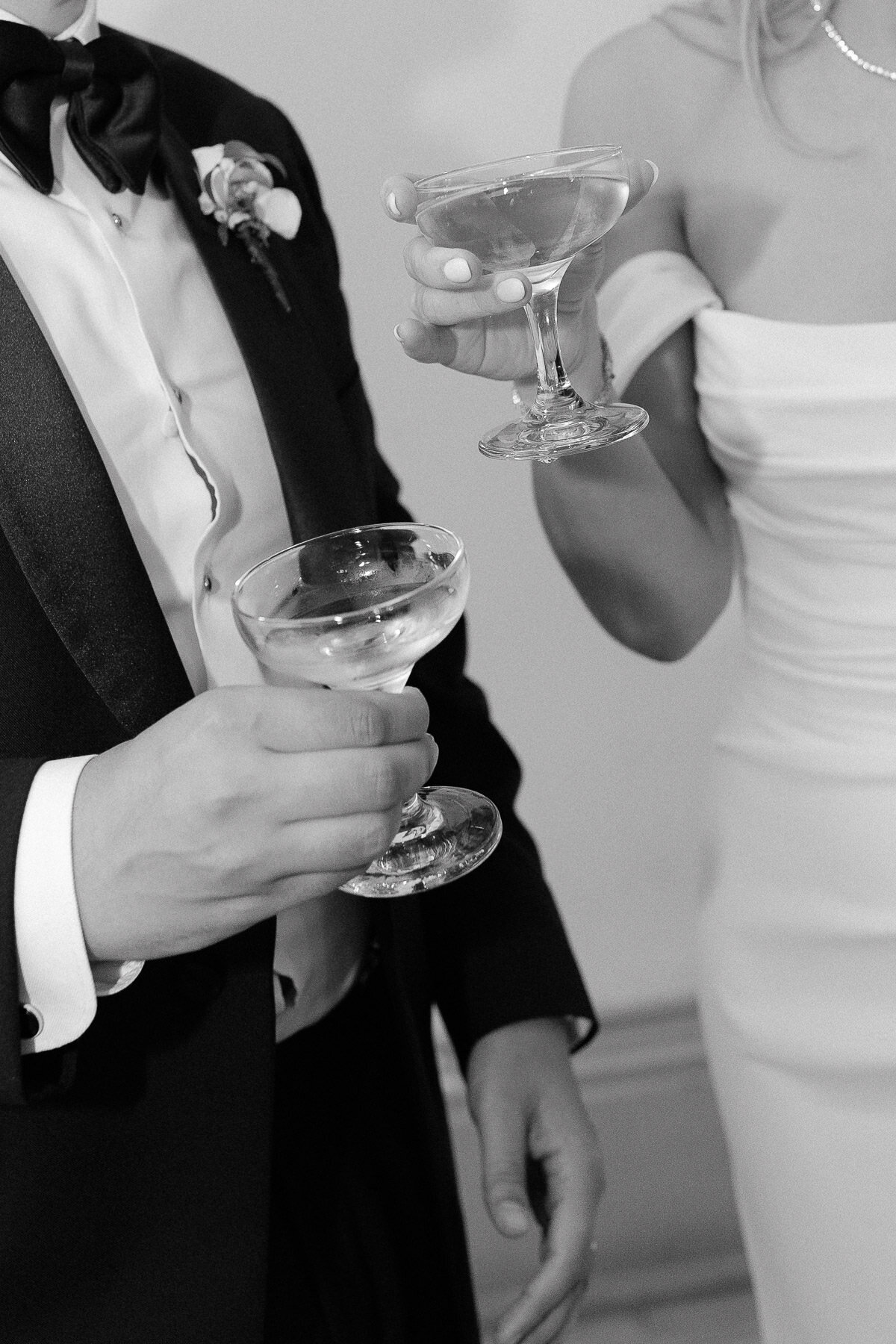 Couple de mariés élégants font un toast avec leur coupe de champagne, lors de leur mariage. 