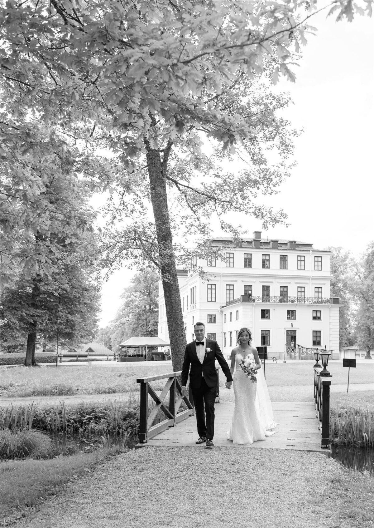 Bröllopsfotograf i Stockholm helloalora Anna Lundgren destination slottsbröllop Rånäs Slott i Roslagen klasisskt porträtt brudpar i slottsträdgården
