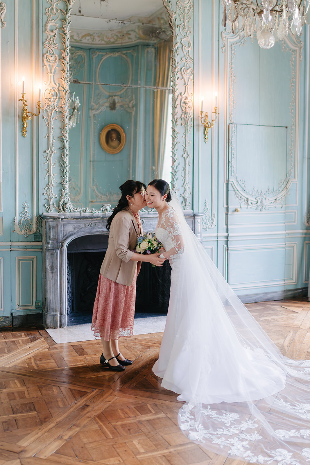 MorganeBallPhotography-Wedding-ZoeEdward-07-ChateauChamplatreux-GettingReady-70-