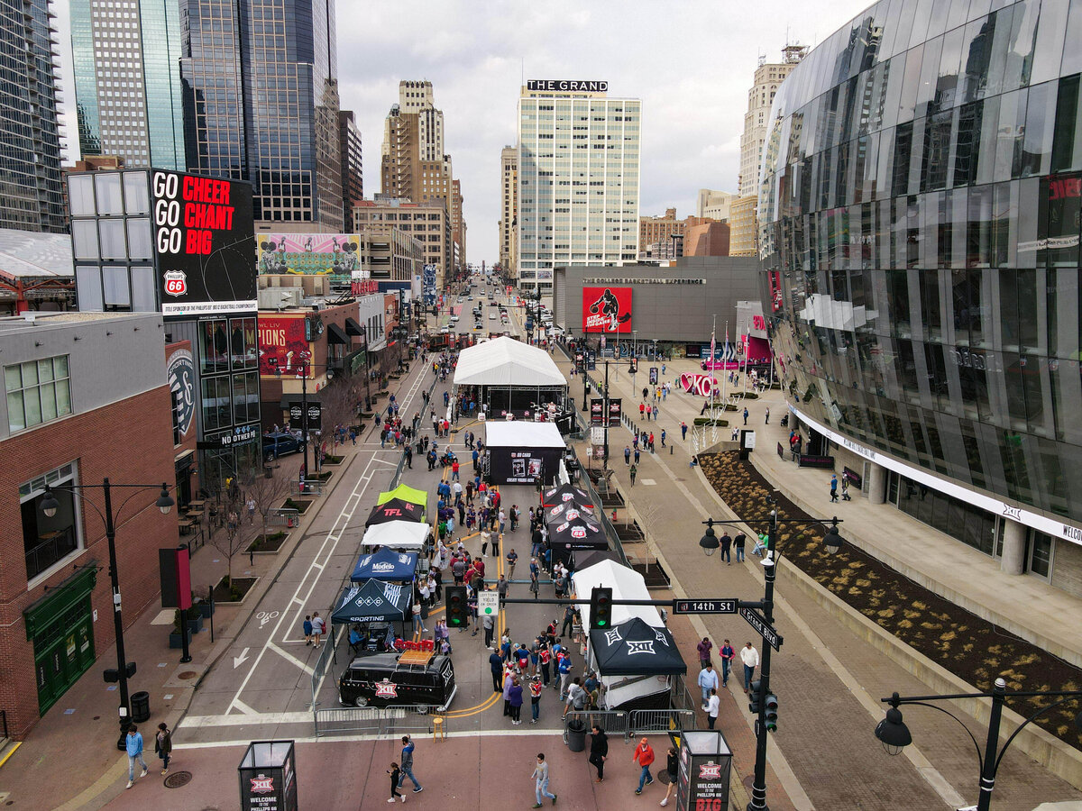 kansas-city-marketing-photography-products-0105-crowded-city-street-event