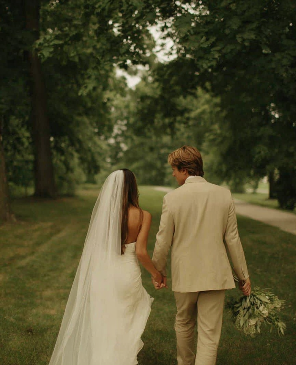 u8487914977_the_bride_and_groom_are_walking_hand_in_hand_thro_86e08073-f9f7-4580-b598-29479c231aff_0