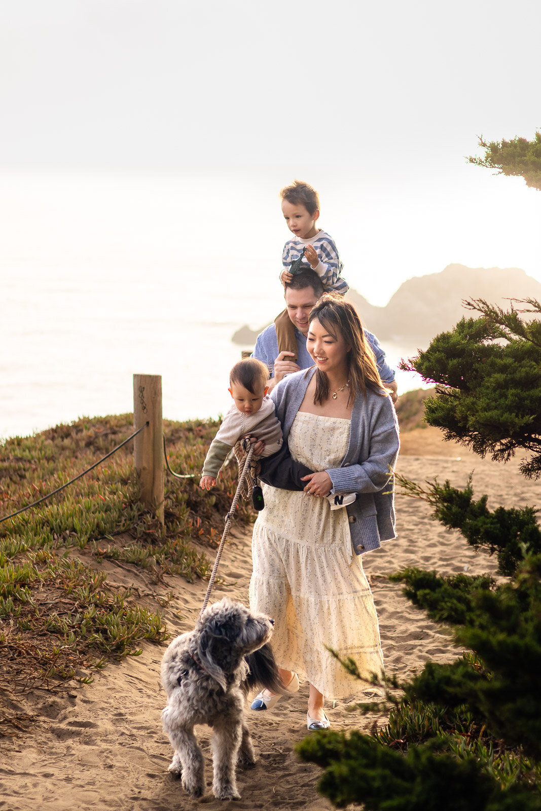Family hiking along the coast with young kids and dog at sunset in the Bay Area – Ellobelle Photography
