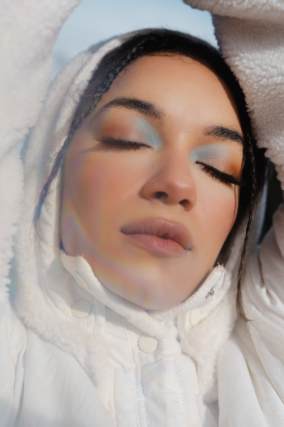 Soft and dreamy close-up of creative in a white coat – moody and cinematic branding by Mewphotovideo
