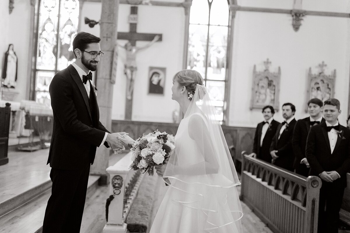 Catholic-wedding-at-holy-family-catholic-church-in-columbus-ohio-by-ohio-catholic-wedding-photographer_0019