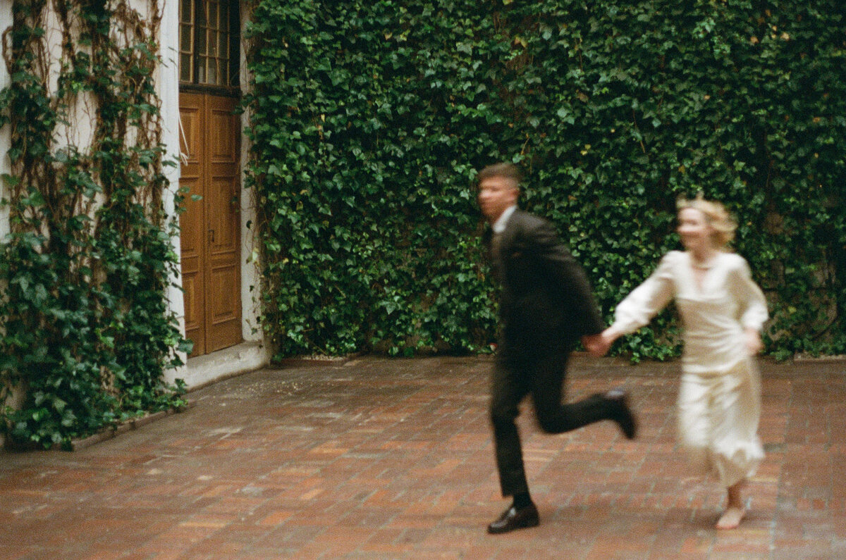 Capture d'un couple en fuite lors de leur mariage à destination.