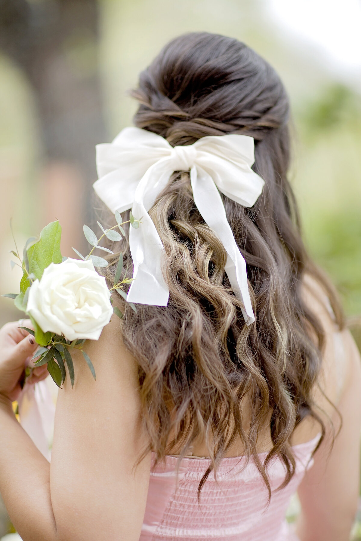 wedding hair-bows-hill country bridal stylists-robin rogers phootgraphy-bridesmaid