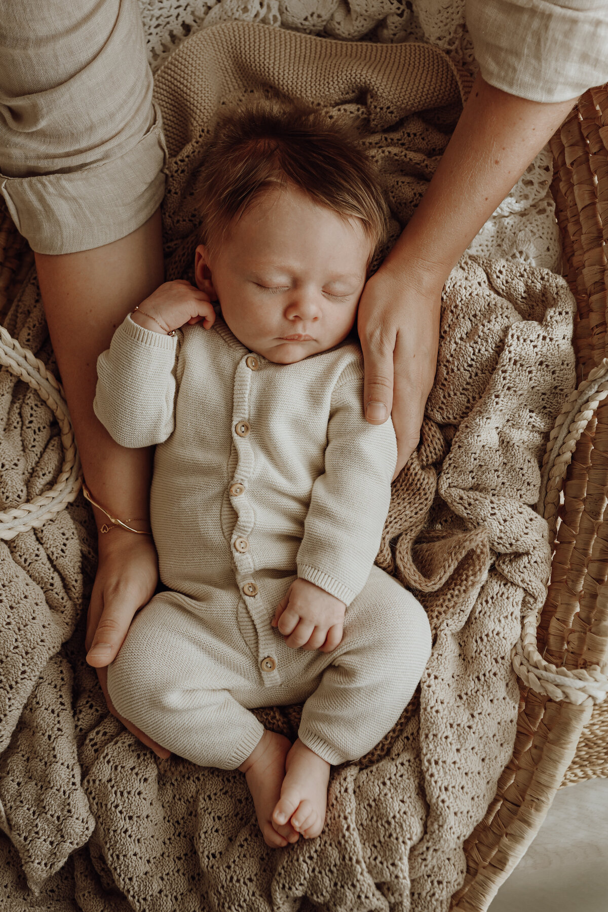 Slapende baby in mandje tijdens boho newborn fotoshoot