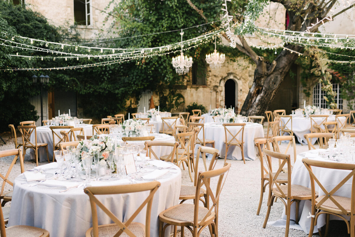 outdoor-wedding-table-setting-in-france-2