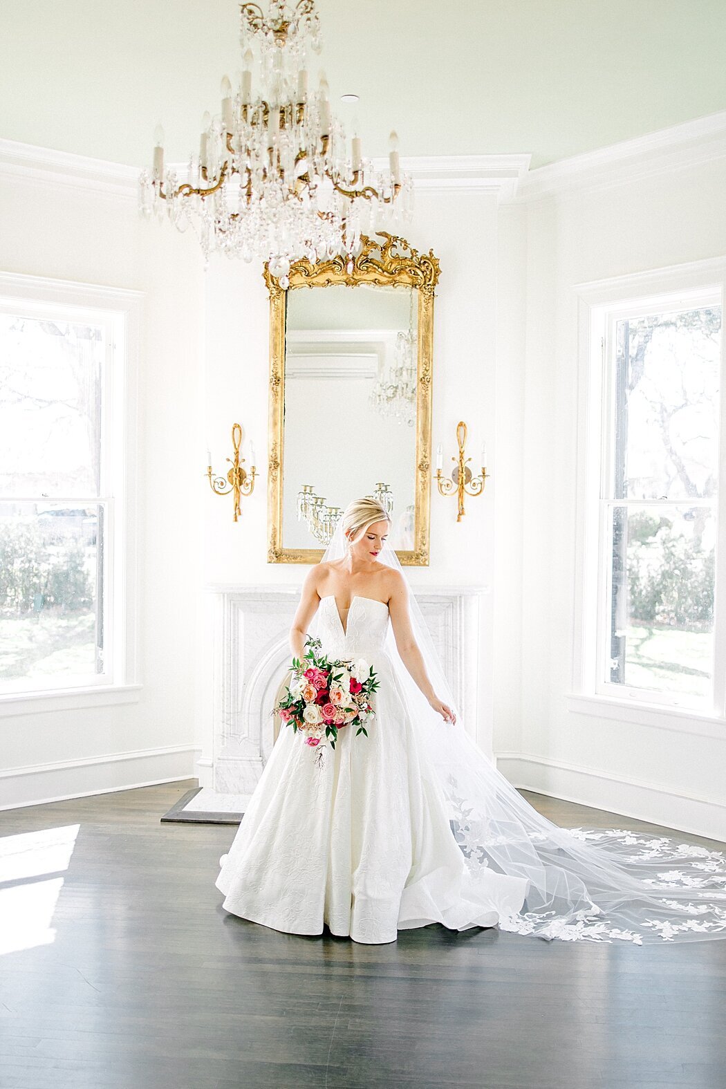 Woodbine Mansion wedding bridal photos by Allison Jeffers Photography in Round Rock Texas_0037