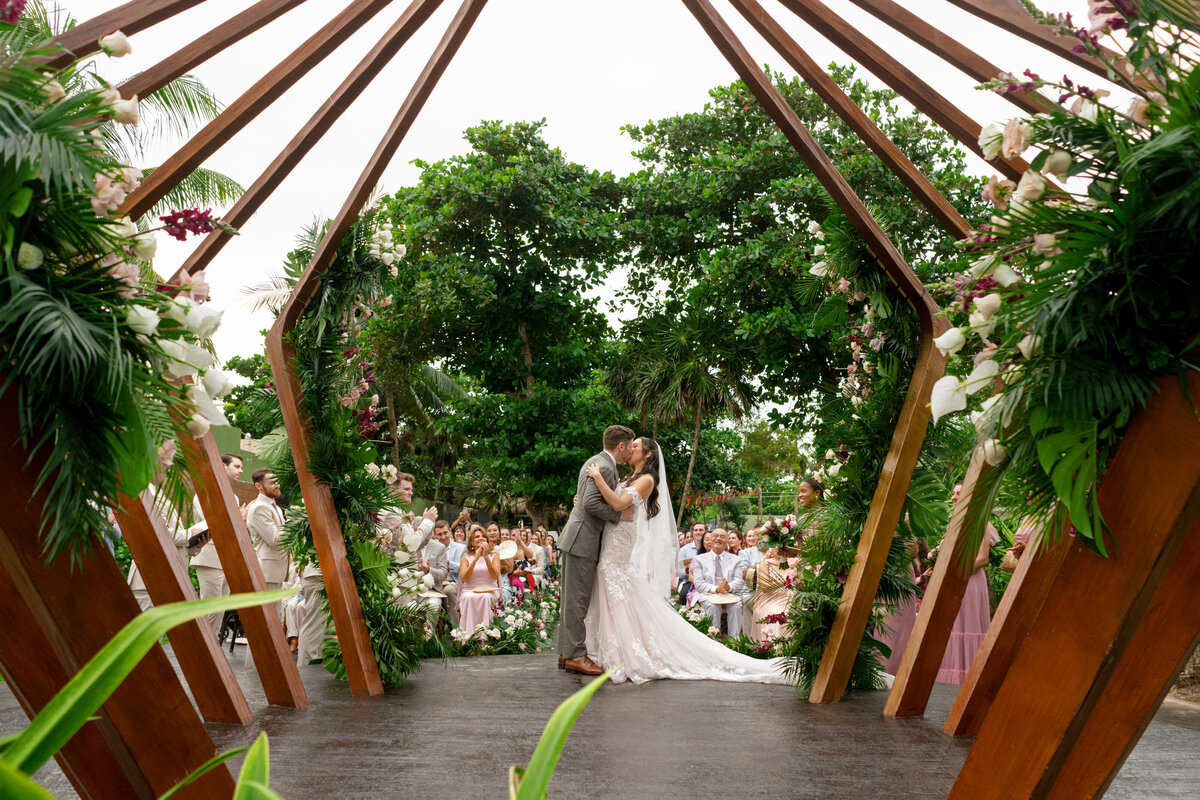 Berlez-Aspen-Avenue-Chicago-Wedding-Photographer-Grace-and-Ivory-Wedicity-Mexico-Editorial-Luxury-Tropical-Aveil-Brides-Ceremony-Details-19