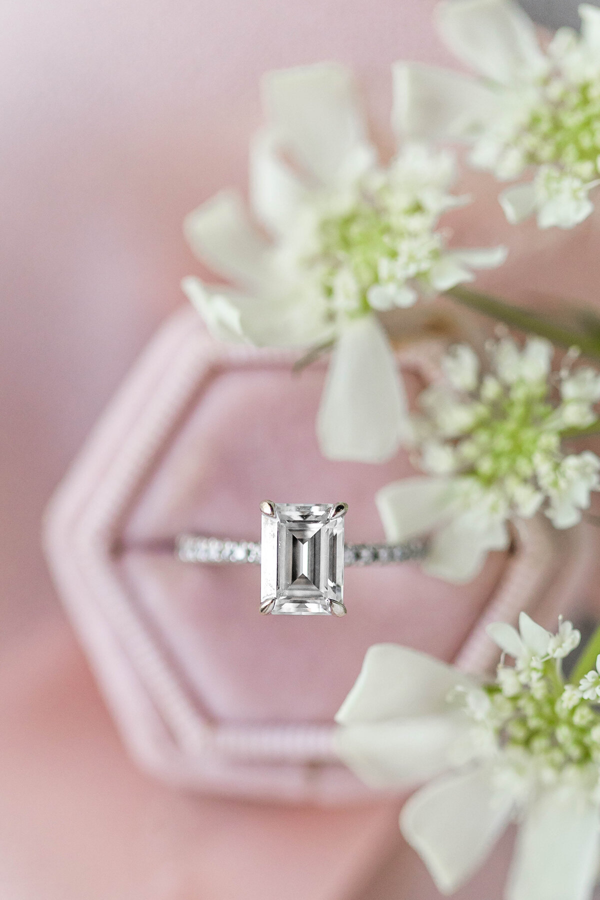 engagement-ring-pink-ringbox-white-flwoers