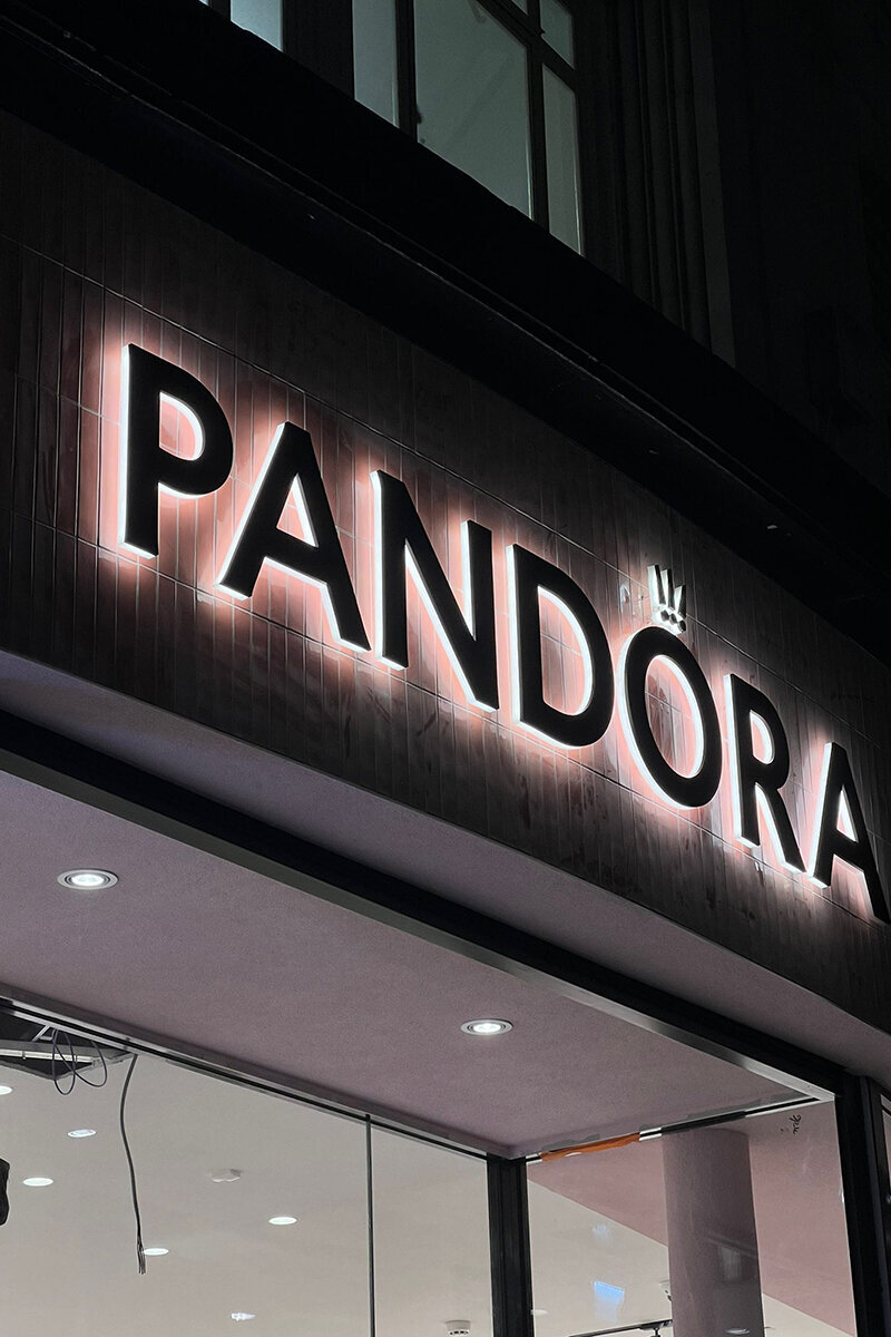 ellis-signs-built-up-letters-with-halo-illumination-shop-front
