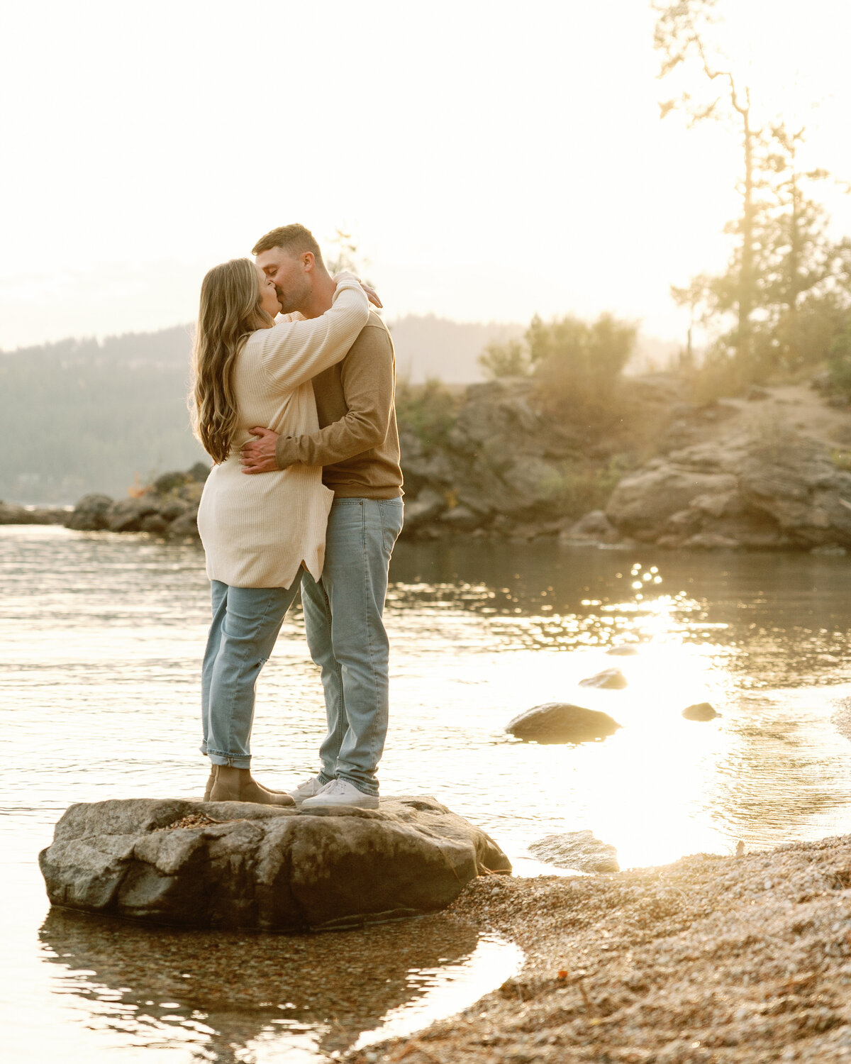 lake_coeur_d_alene_idaho_fall_golden_hour_engagement_session_05