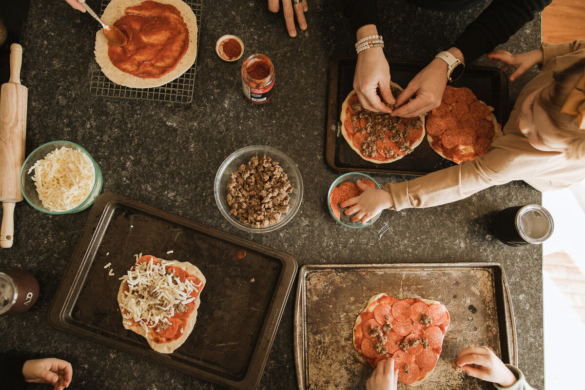 Des Moines family making homemade pizza togeher