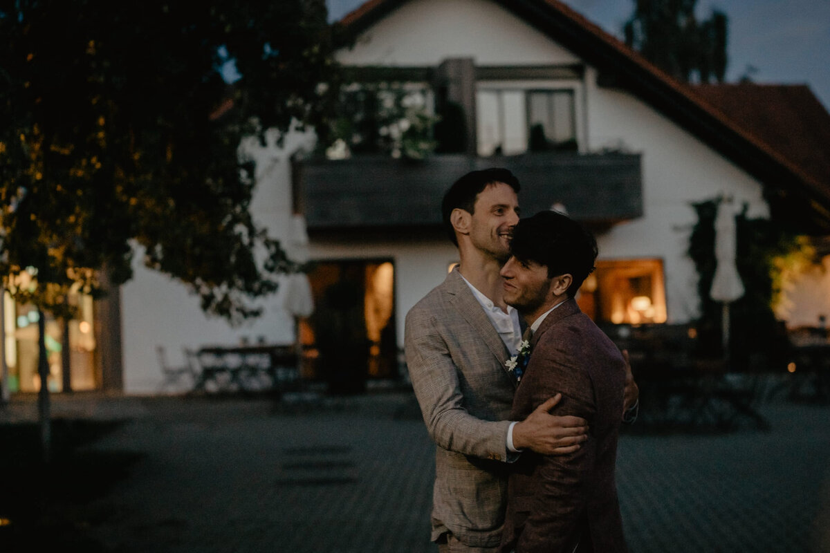 Hochzeit Landgasthof Meier Restaurant Hilzhof bei Nürnberg_Gay wedding photographer SELENE ADORES_251