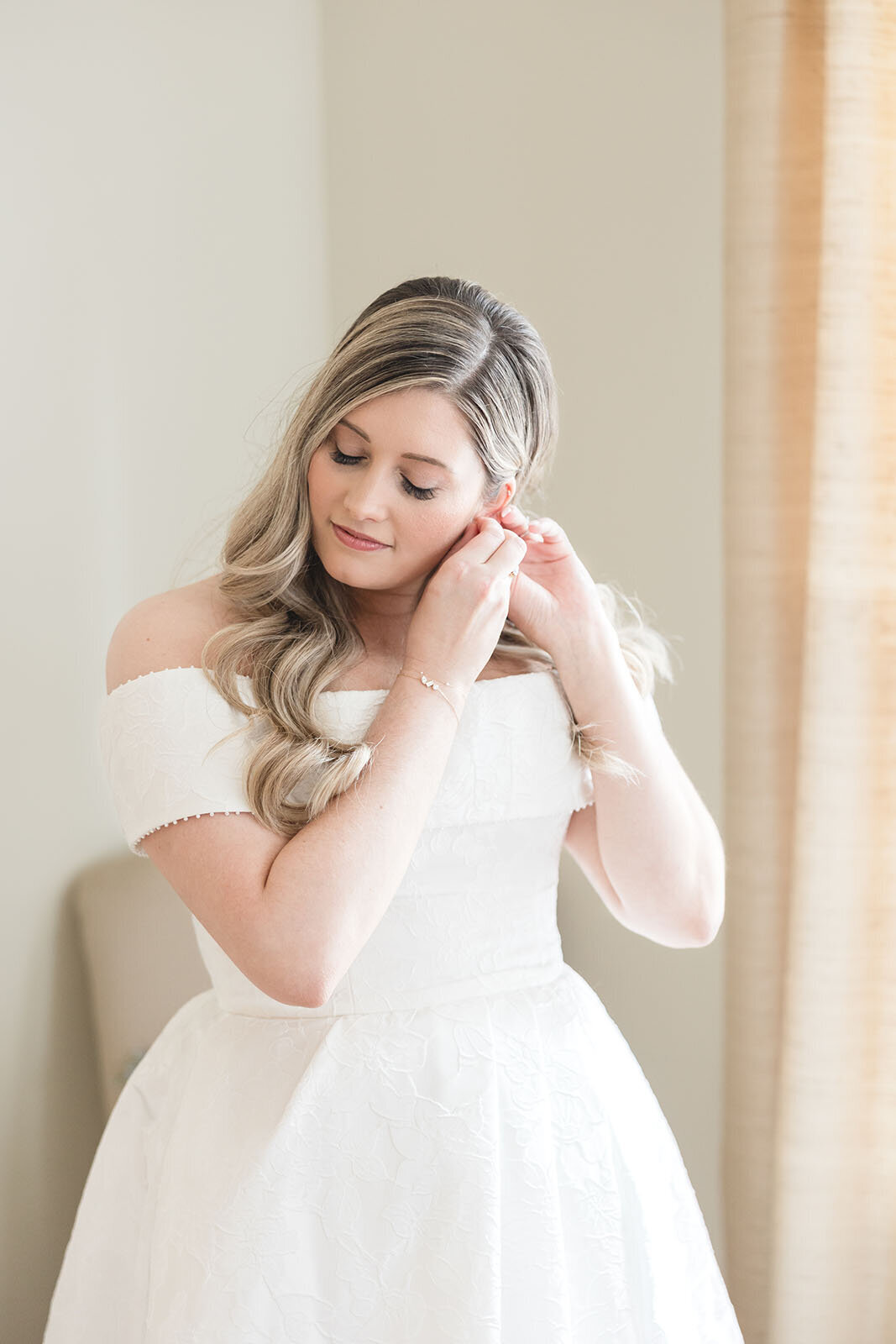 bride_getting_ready_glen_magna