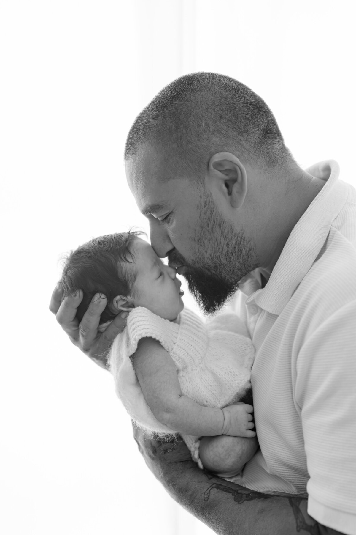 Dad kissing baby during natural light Barrie newborn photography session 