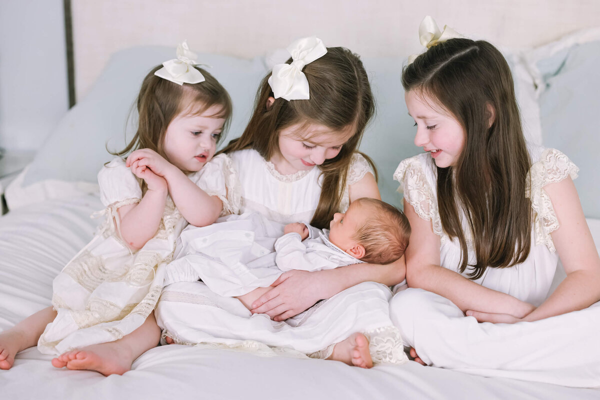newborn-with-siblings-3