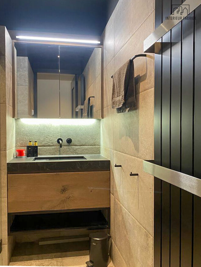 Zwarte kranen Woerden, Interieurontwerp Woerden, Interieuradvies Woerden, Badkamer Woerden, Badkamerontwerp Woerden, Zwart toilet Woerden, Toilet Woerden, Ronde spiegels Woerden, Vrijstaand Bad