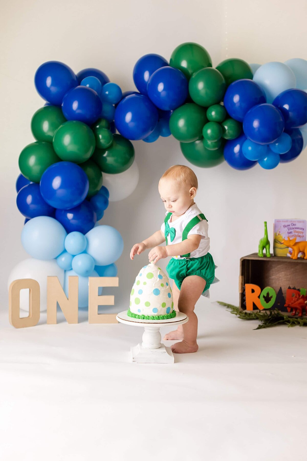 Cake smash blue and green balloons
