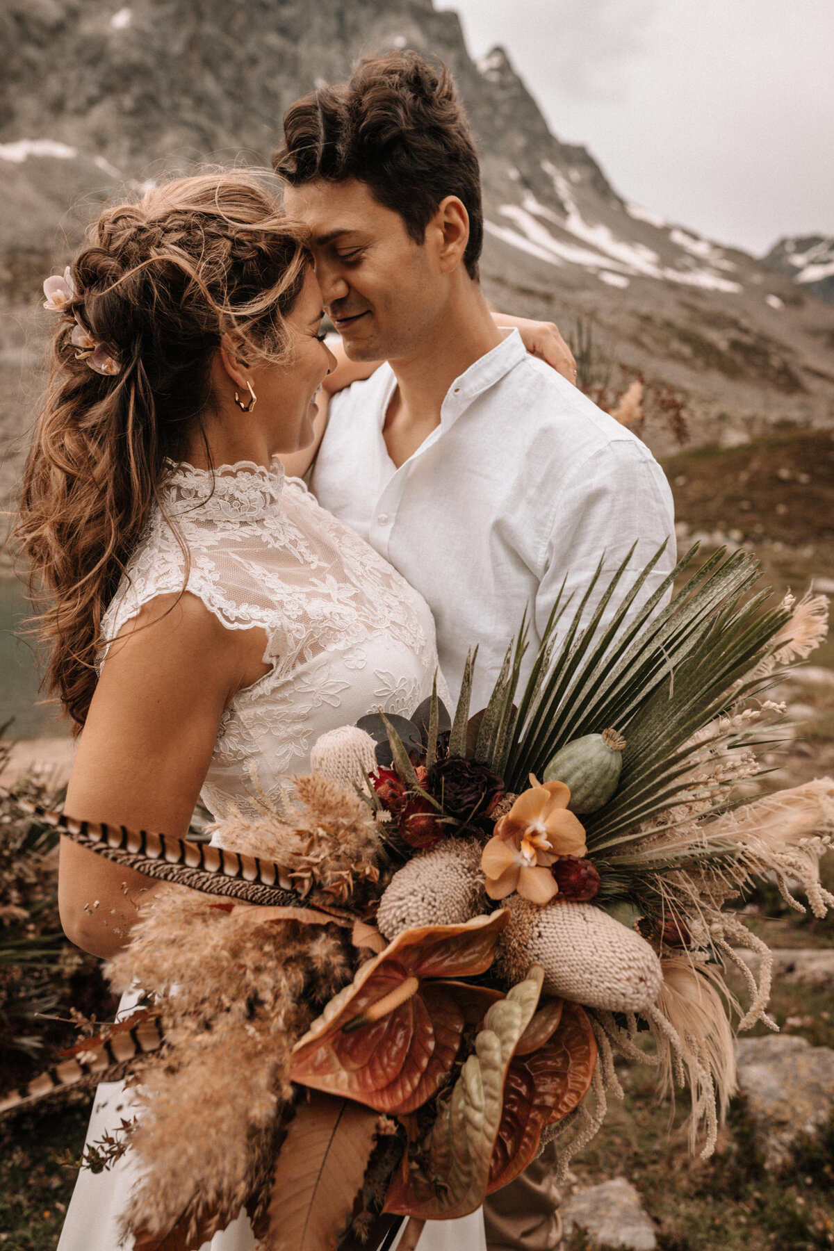 Intime Pose eines Brautpaars in den Schweizer Alpen
