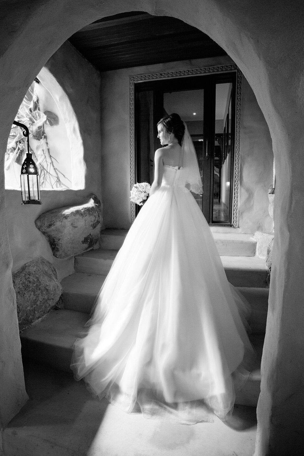 Elegant black and white bridal portraits captured at the exquisite Villa Botanica arch.