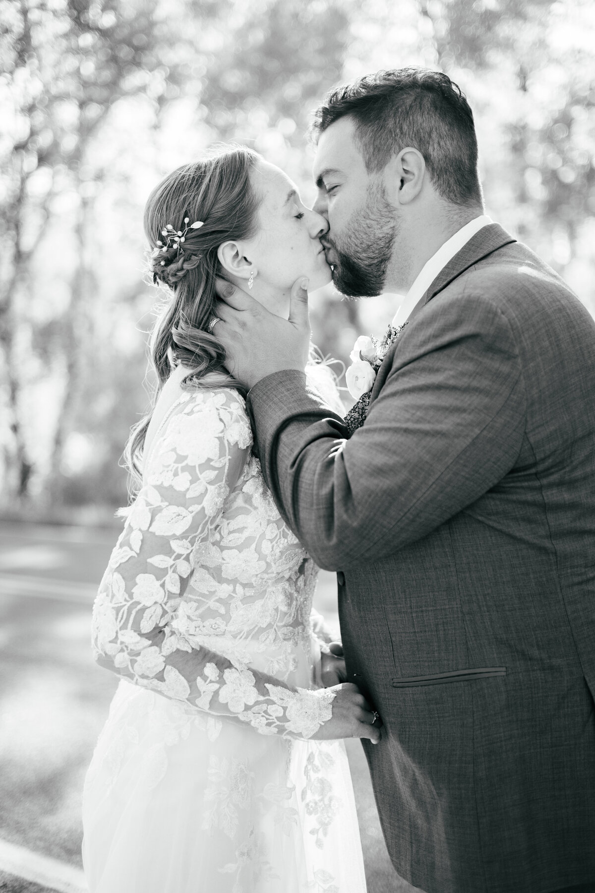 wanderingwildemedia-fallwedding-2022-mirandakyle-custerstatepark-blackhillsweddings-327