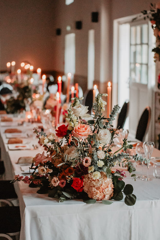 decoration-florale-table-mariage-rouge-et-rose