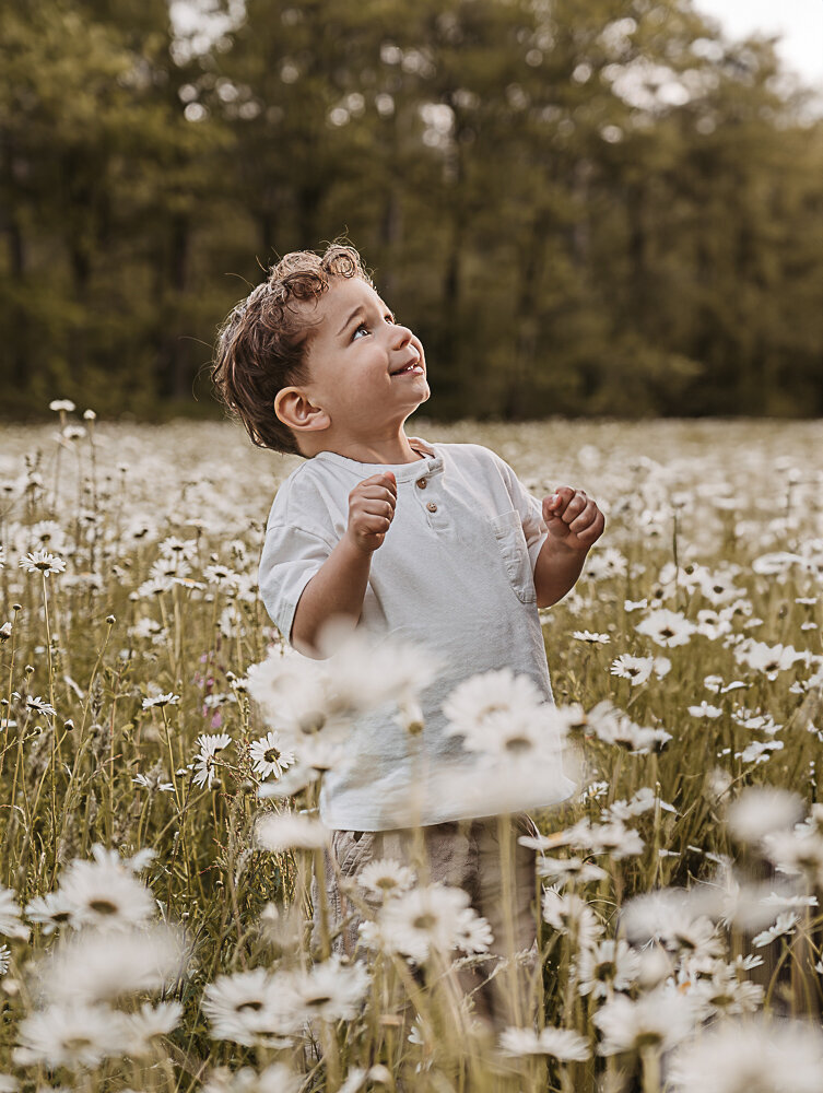 fotoshoot kindje bloemenveld