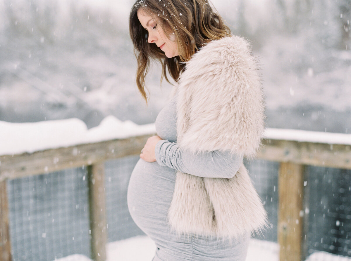 seattle-winter-snowy-maternity-photos