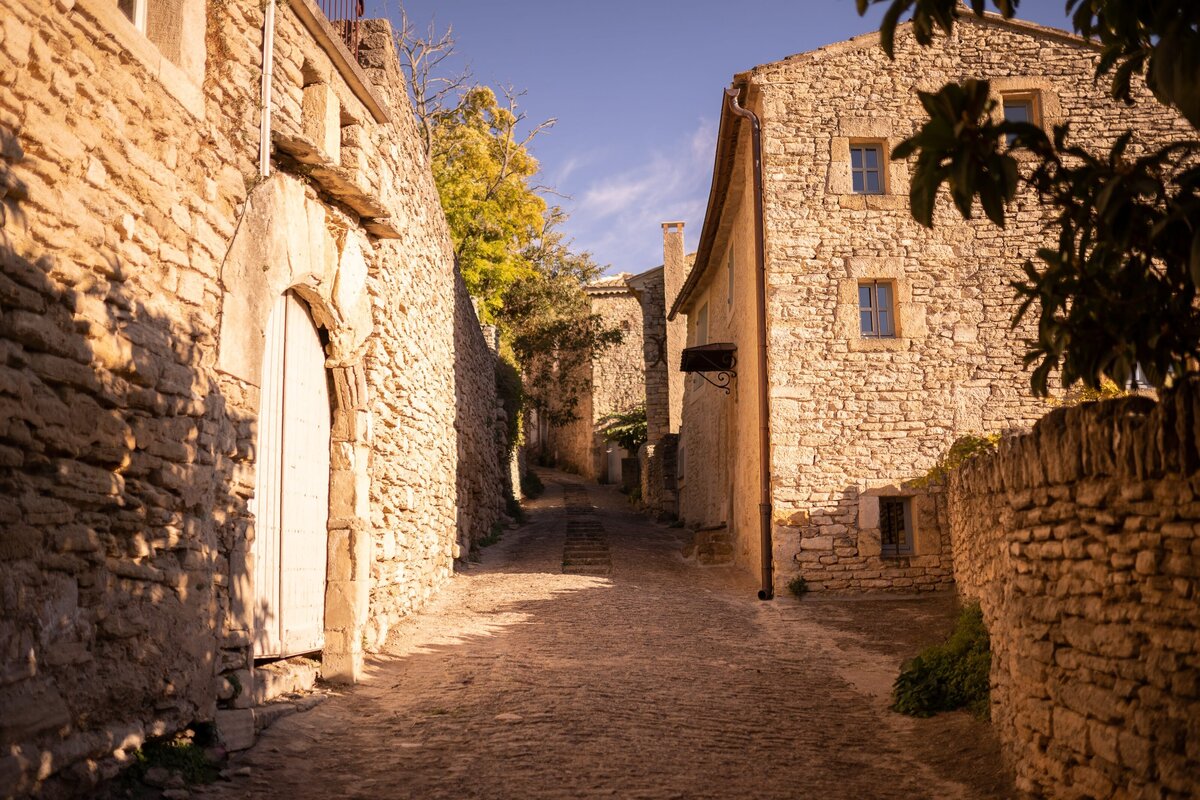 bastide gordes wedding photographer provence engagement photo shoot