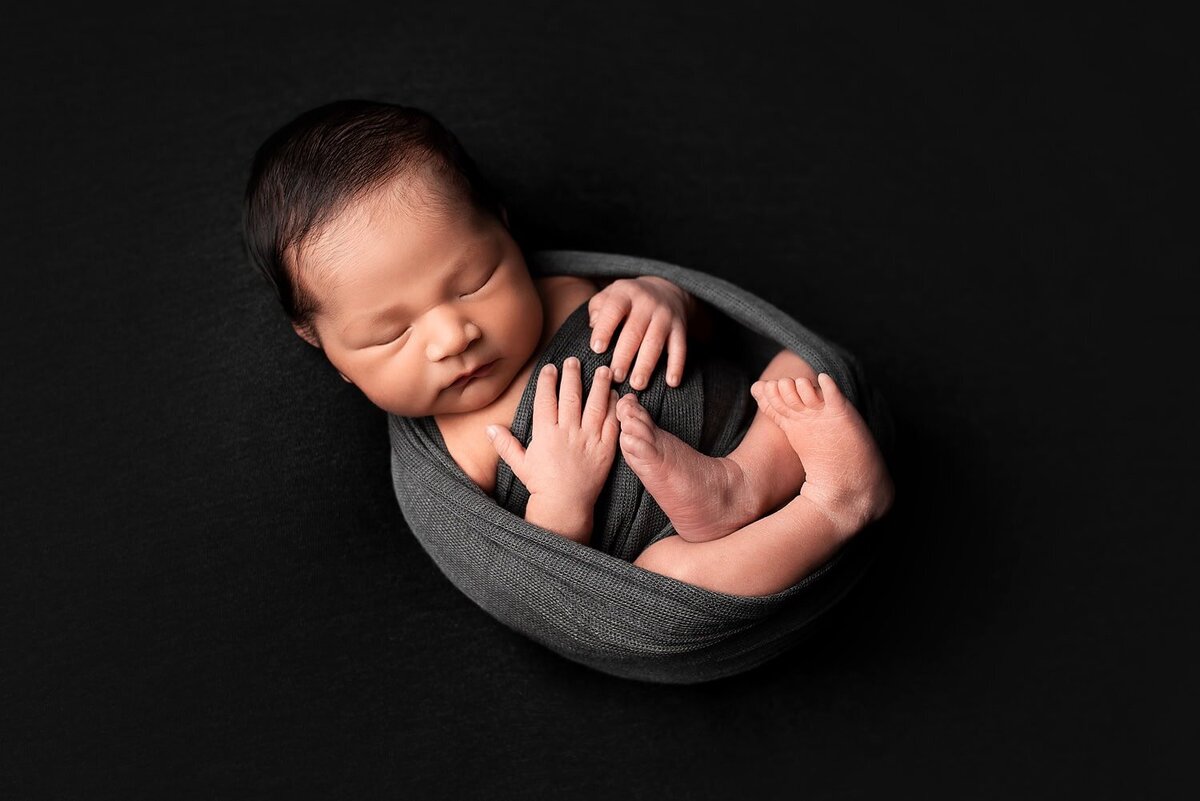 mobile-in-home-newborn-photography-vancouver-fraser-valley_baby-boy-grey-blanket-wrap