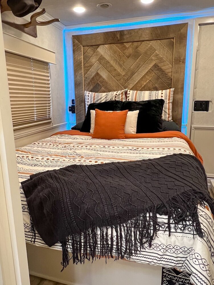 luxury-living-quarter-horse-trailers-trail-boss-conversions-nose-7