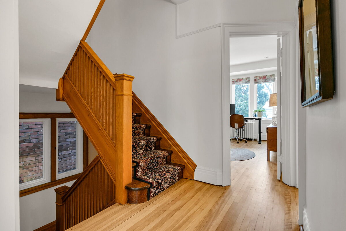 30-web-or-mls-23_001_Upper Hallway