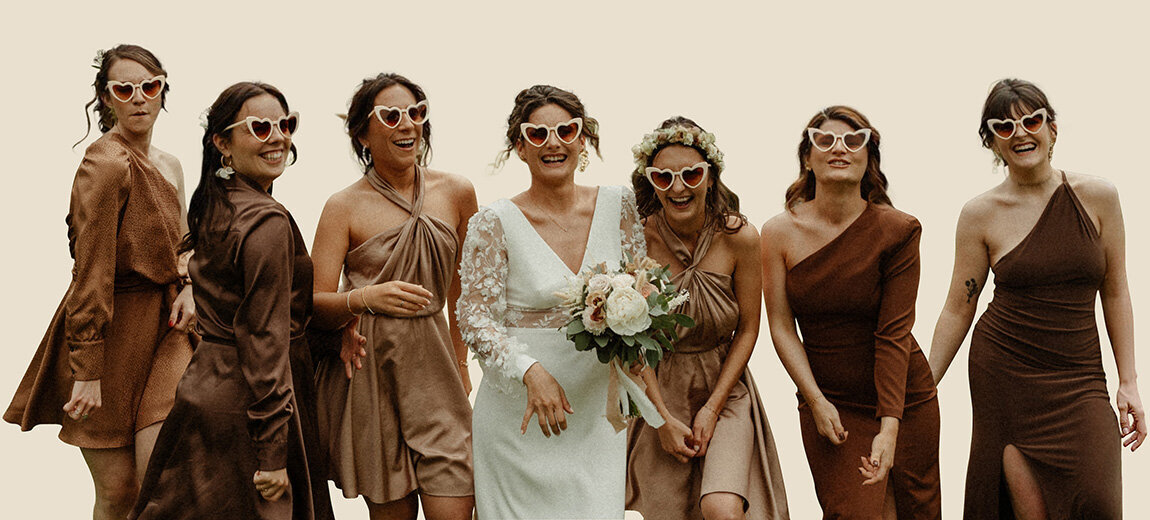 Demoiselles d'honneur entourant la mariée. Photo détourée prise par Léa, photographe mariage vintage, au domaine des Longrais en Bretagne.
