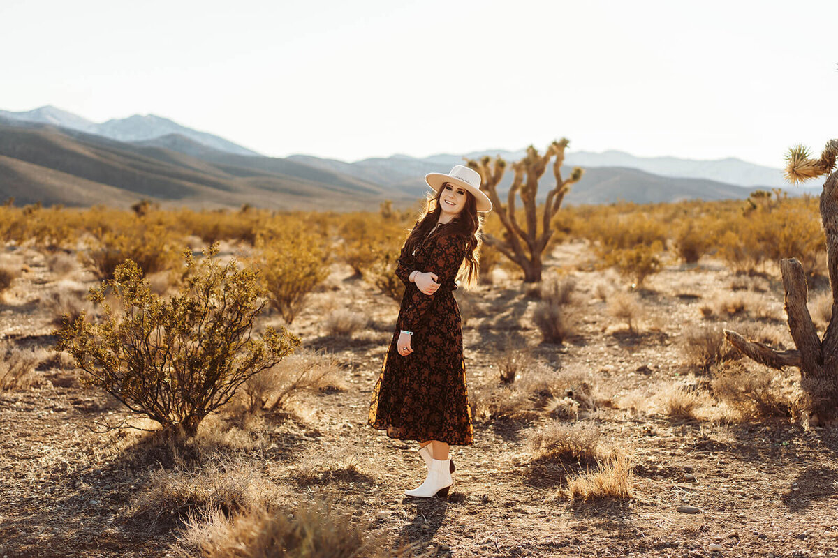 The-girl-in-the-desert-senior-session-Rachel-Murray