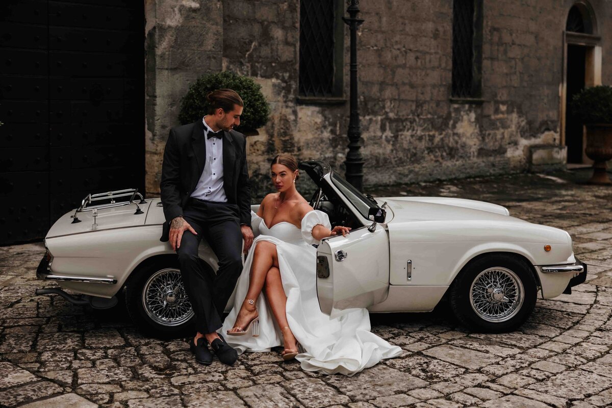 Tijdloze en elegante bruidsfotografie, perfect voor koppels die op zoek zijn naar een professionele trouwfotograaf. Dit bruidspaar straalt tijdens hun trouwshoot in Italië.