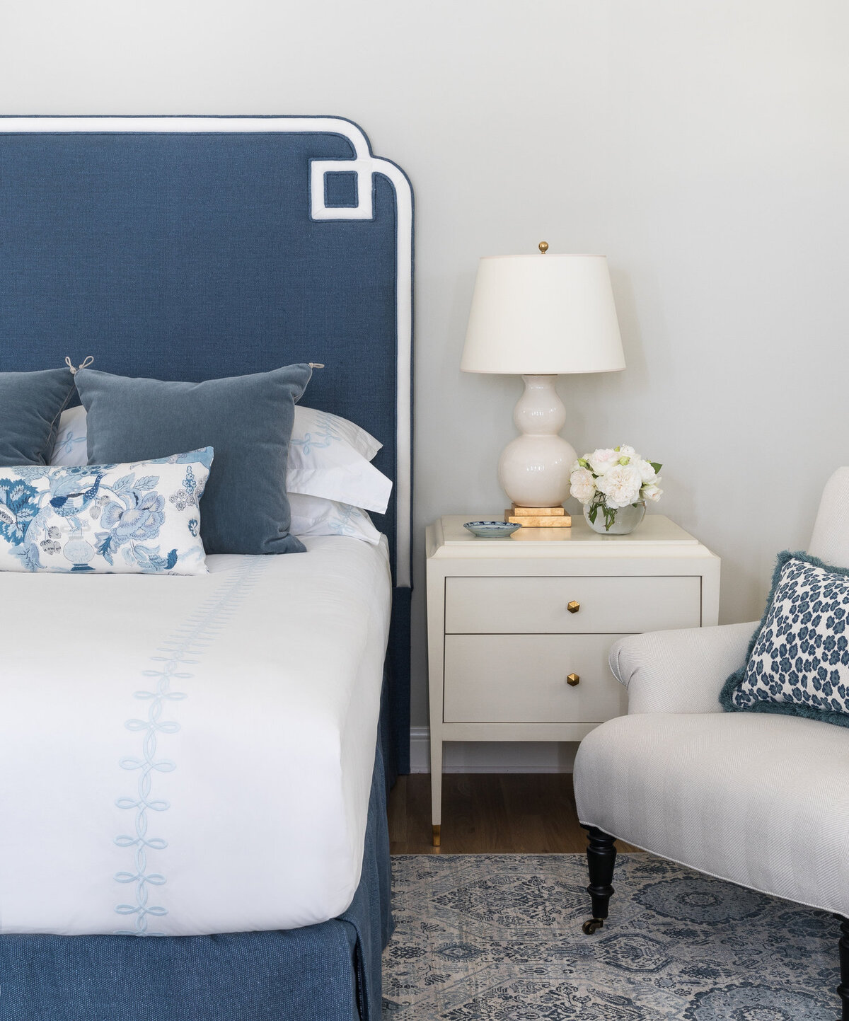 Blue-classic-headboard-white-lacquer-bedside-table