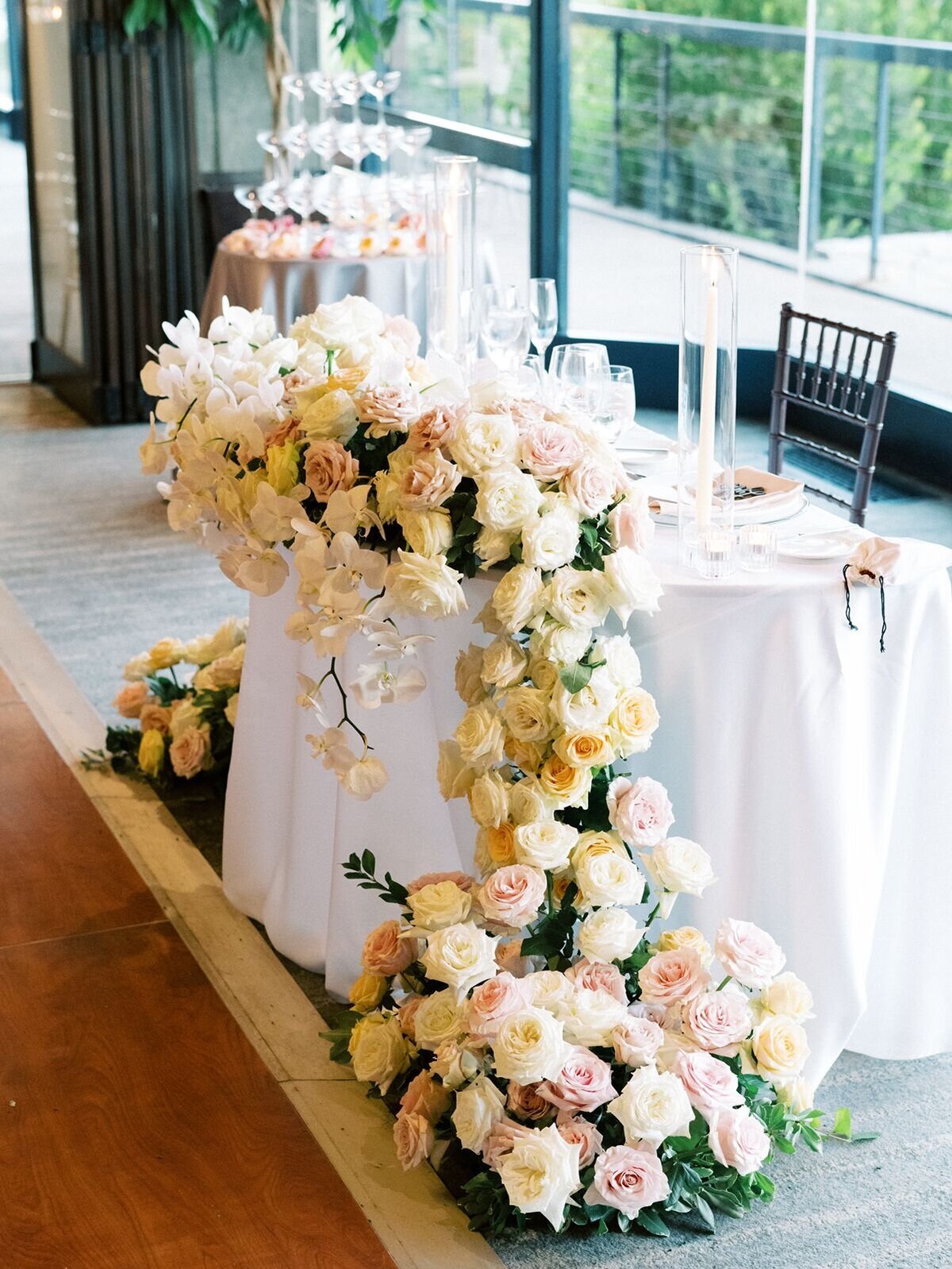 ivory-and-beige-sweetheart-table