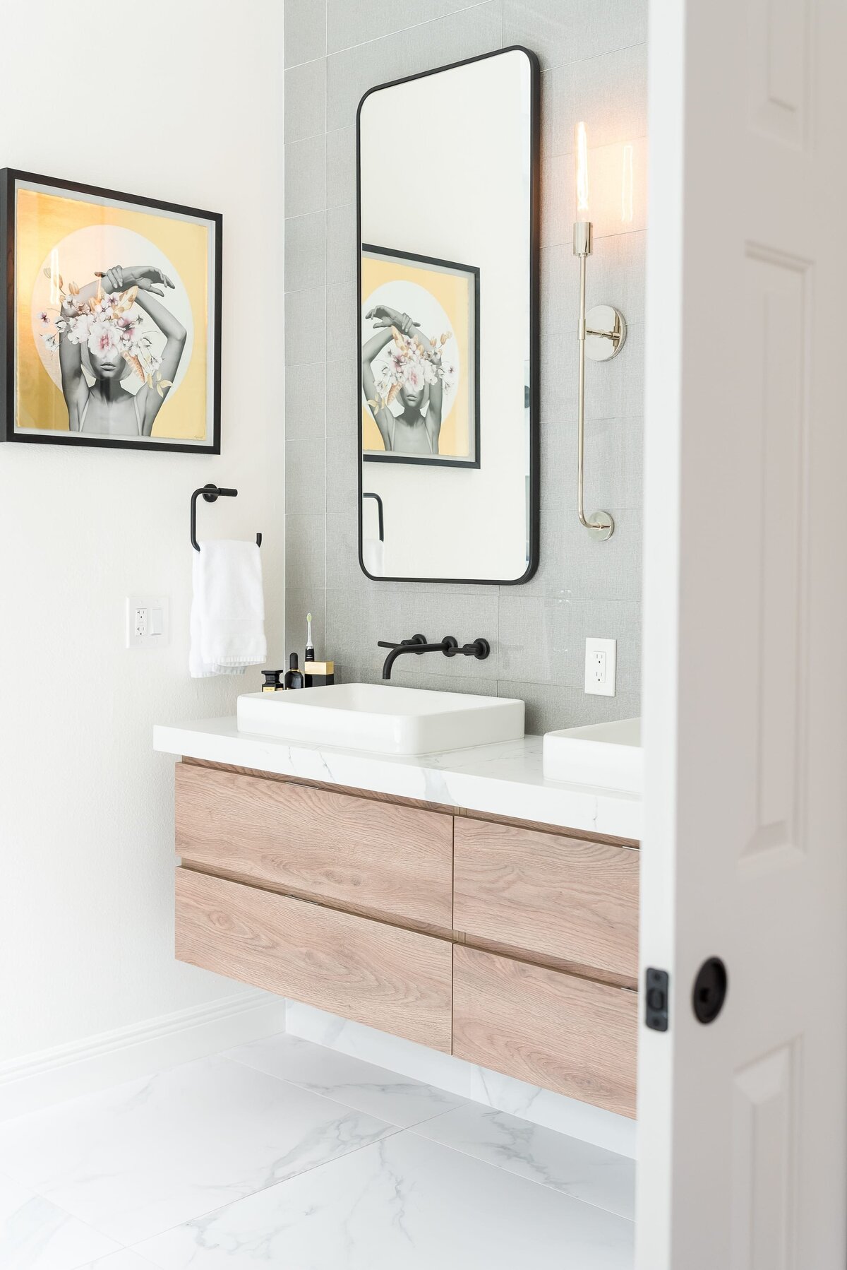dewine design orlando interior designer modern lakehouse bathroom with black vertical mirror and black faucet