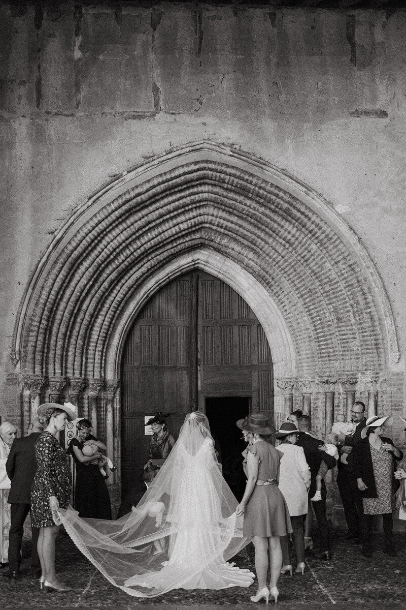 wedding-ceremony-outside-catholic-church-laurianevega