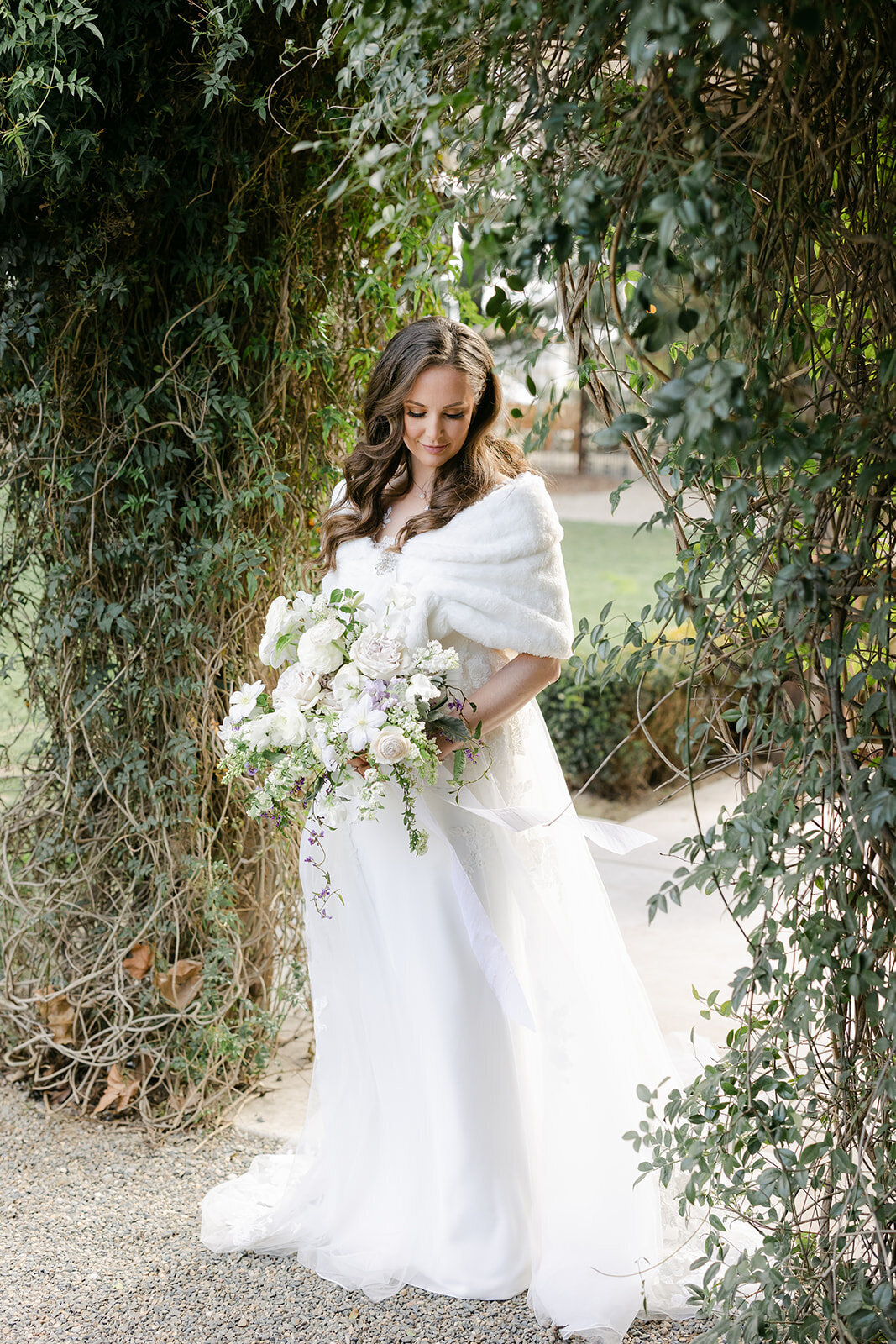 Bride and white bouquet | Bella Fleur