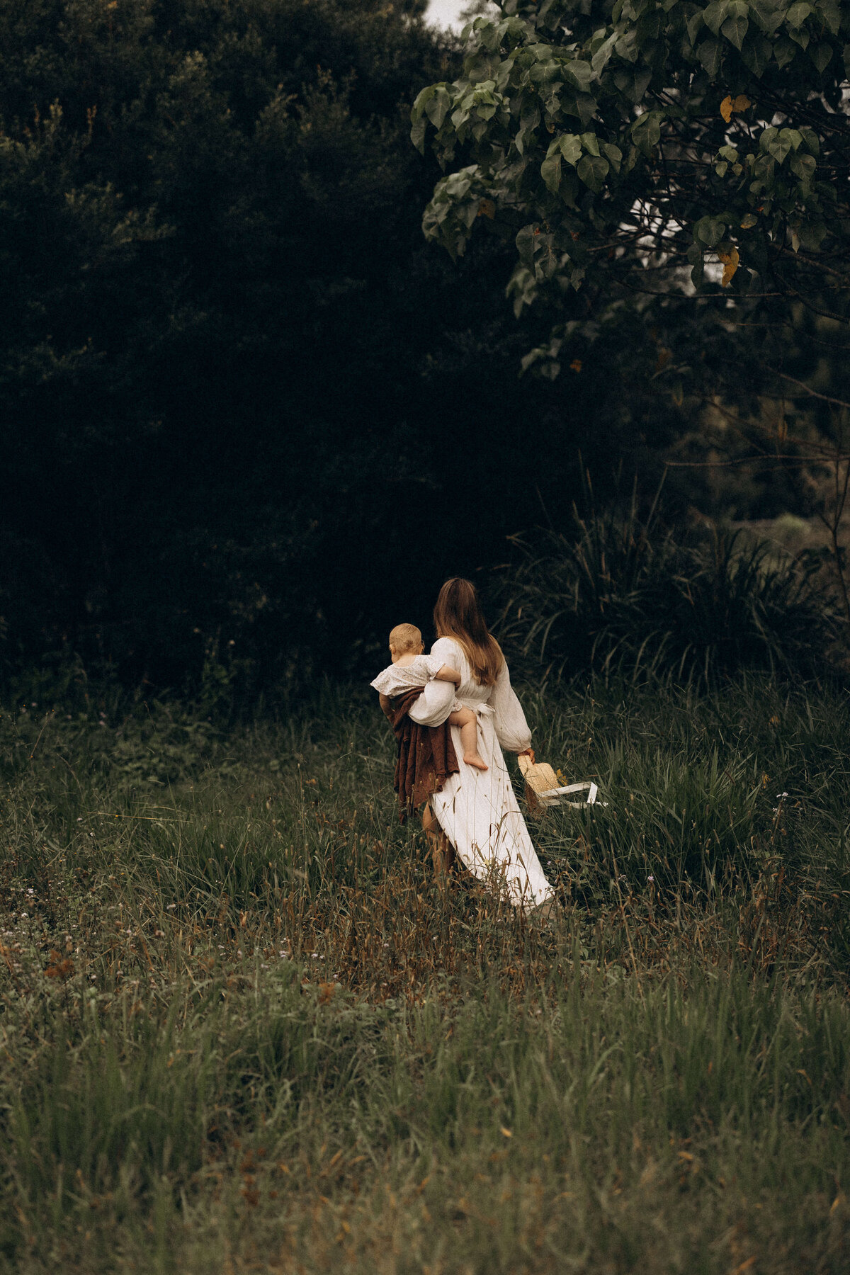 sunshine-coast-motherhood-session-wild-grass-moment